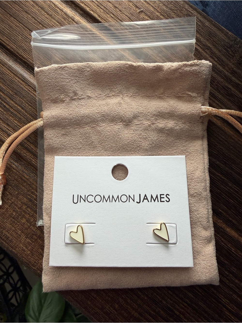Uncommon James White Heart Studs. NWT. - Picture 3 of 3